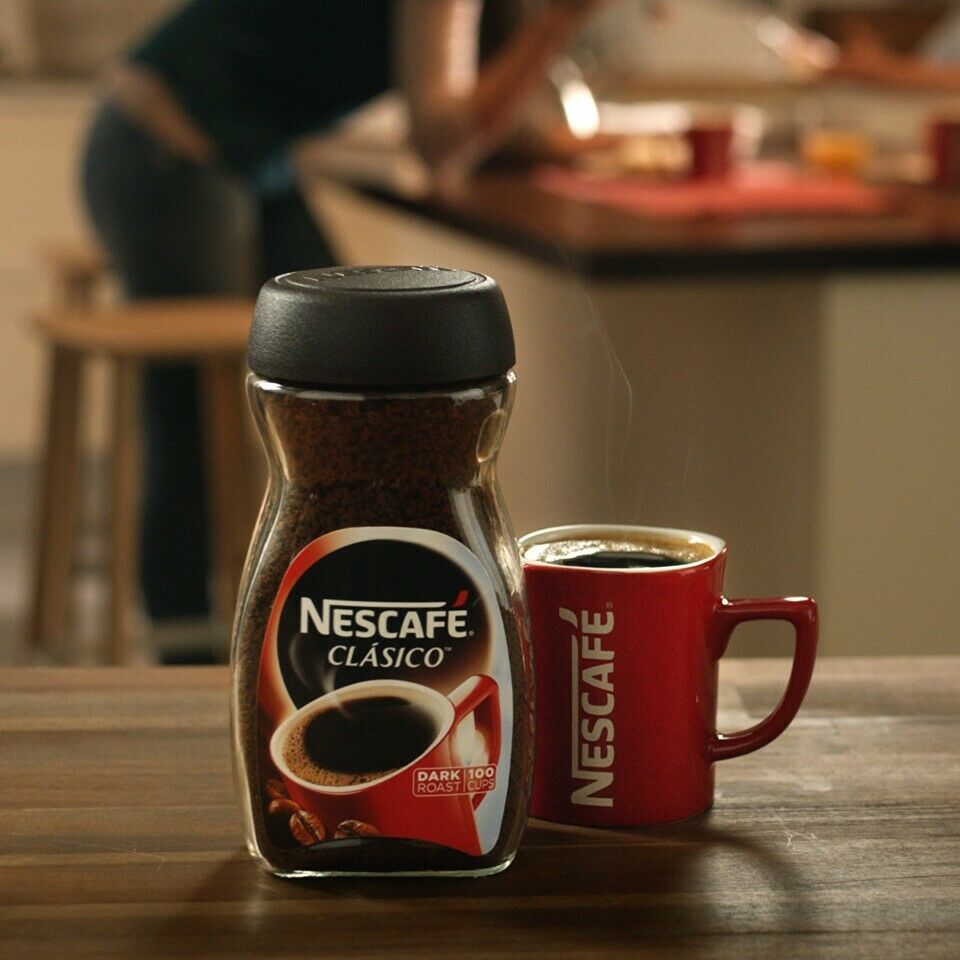 В каждой пятой банке кофе. Nescafe Classic Dark Roast. Nescafe Classic Dark. Кофе разные. Банка кофе с кружкой.