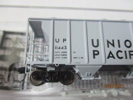 Micro-Trains # 09500031 Union Pacific PS-2, 2-Bay Covered Hopper N-Scale image 2