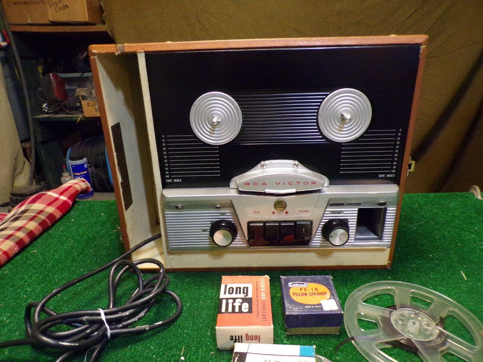 RCA Victor Deluxe Reel to Reel RecorderModel 7TR2 ReeltoReel