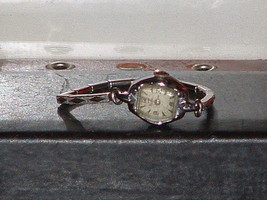 Pre-Owned Vintage Women’s Waltham Silver Color Stretch Band Dress Watch - $14.85