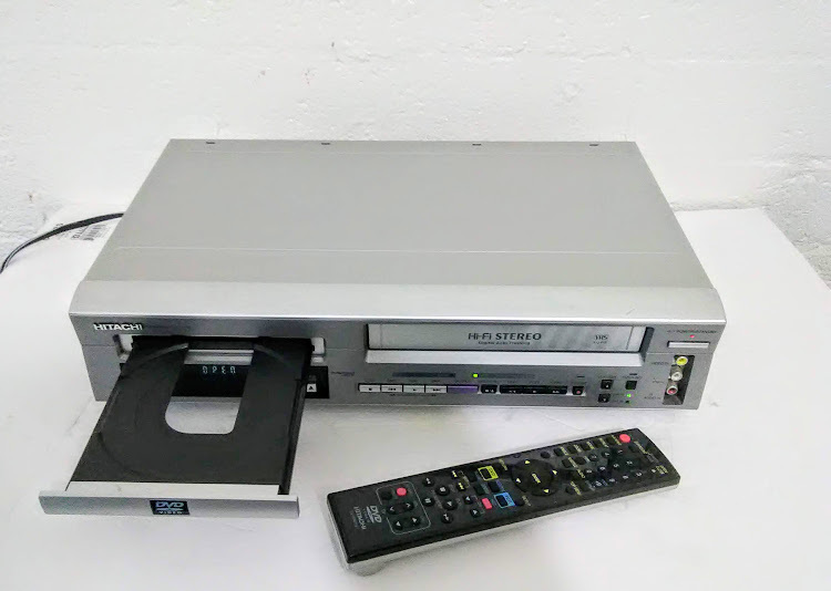 Hitachi DVPF2U DVD/VCR Combo w/Original Remote Control DVD & Bluray