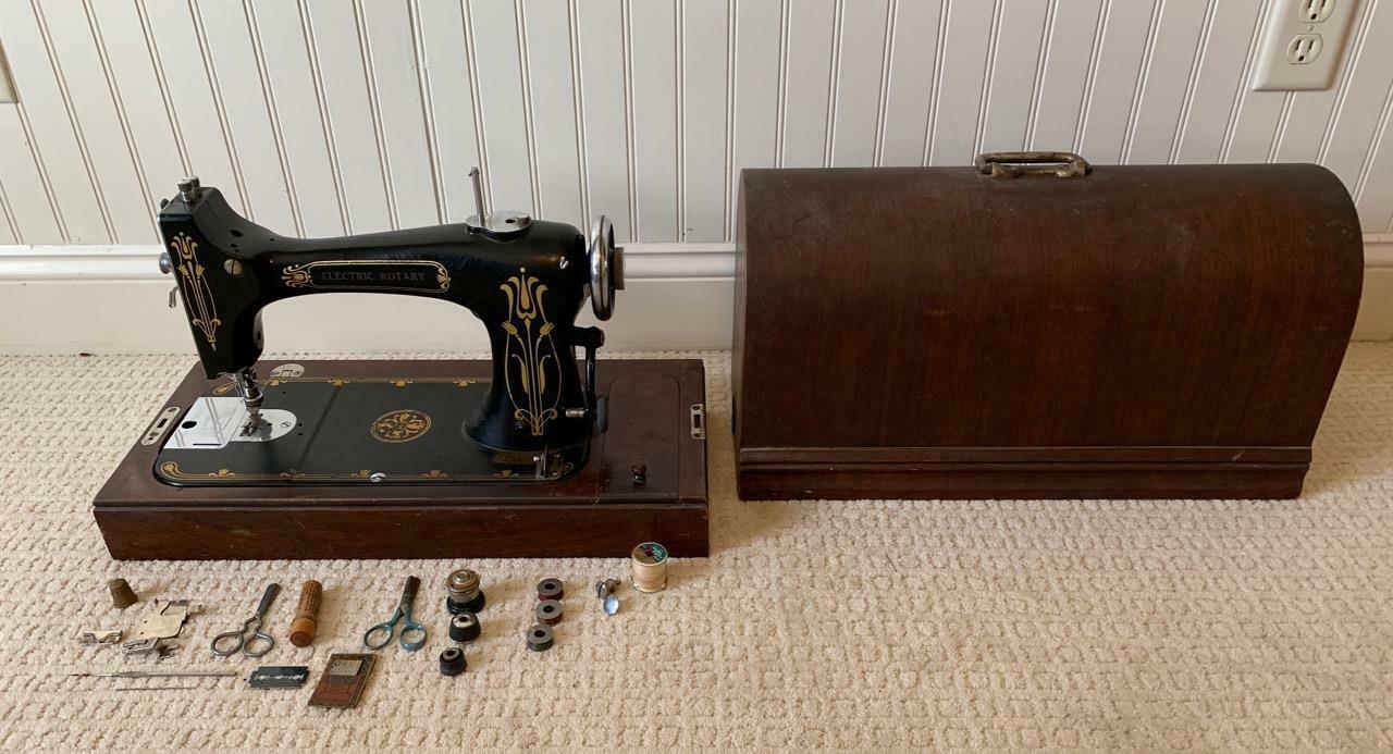 Antique Eldredge Model "B" Portable Sewing Machine w/ Wooden Cover RARE