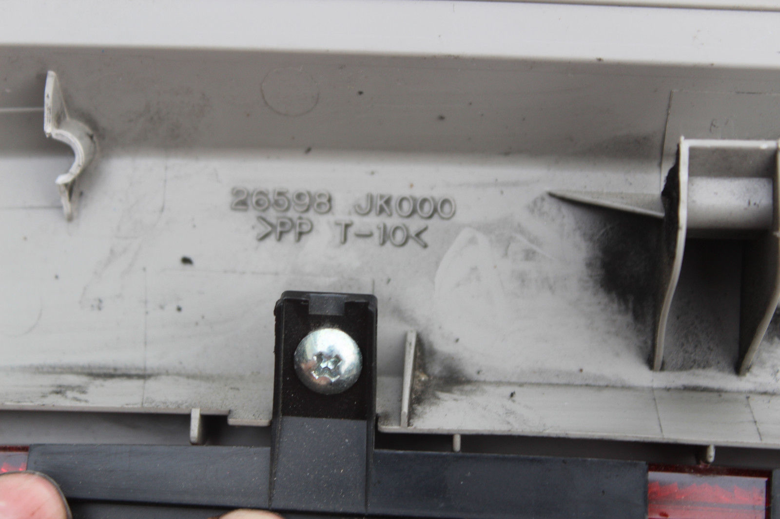 0709 INFINITI G35 SEDAN REAR 3RD BRAKE LIGHT R1004 Car & Truck Parts