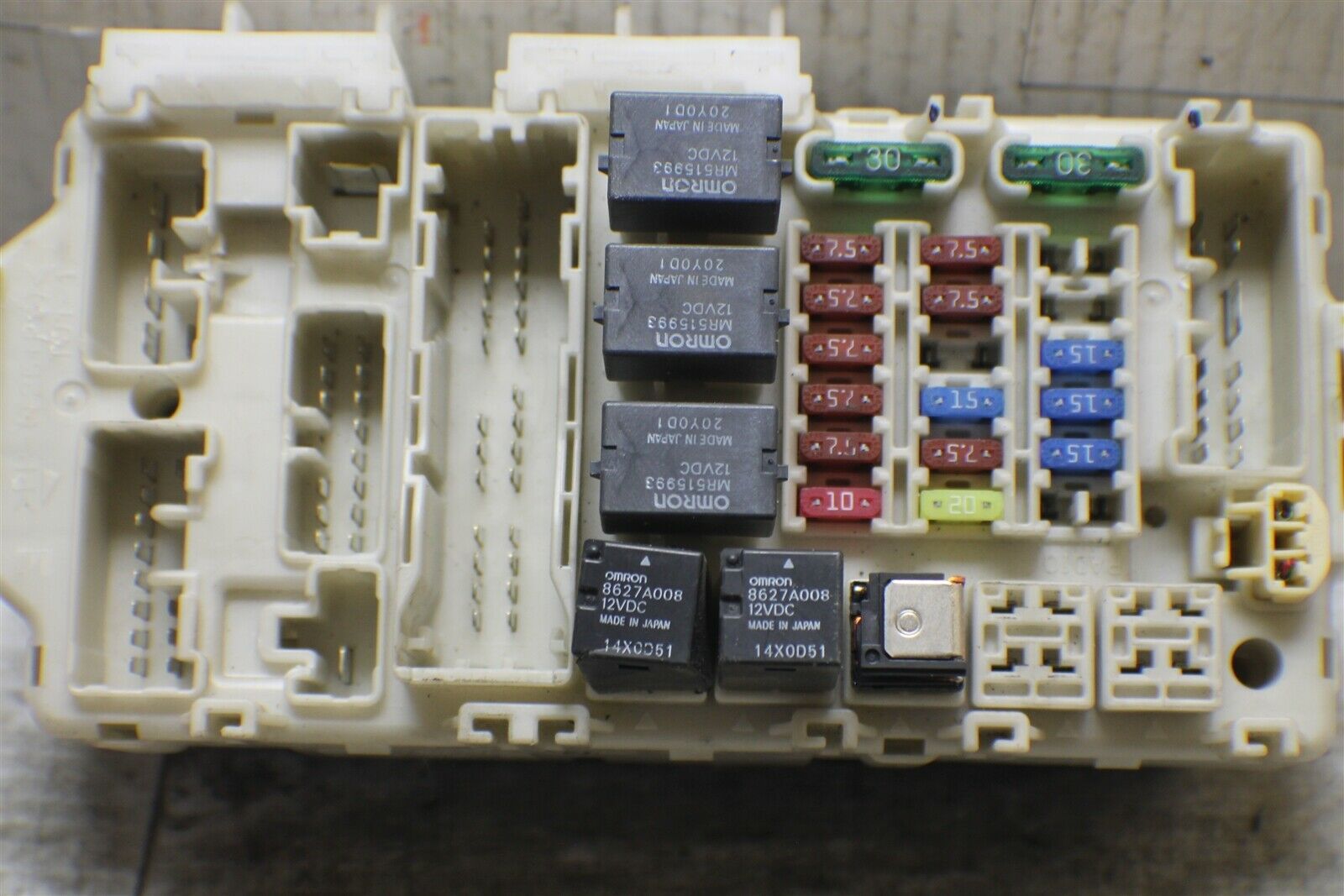 199903 Mitsubishi Galant Engine Fuse Box Relay Junction Block OEM 513