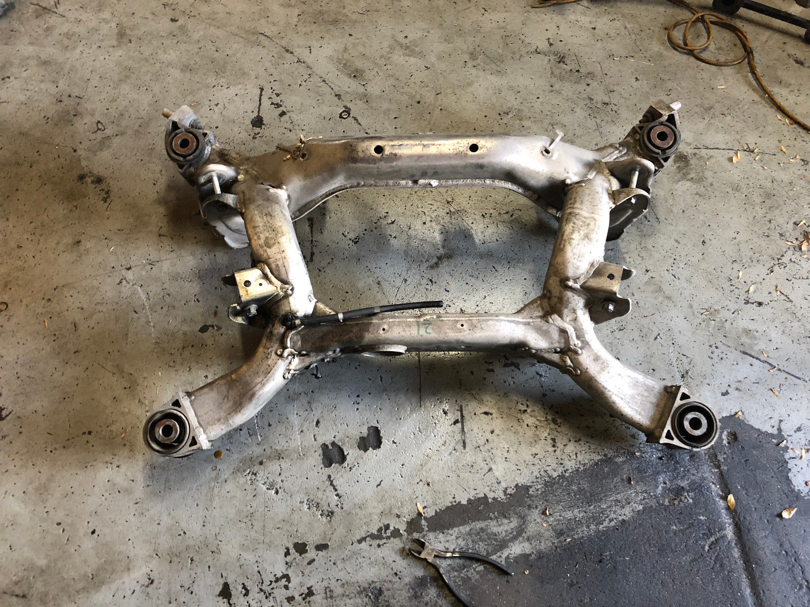 20032004 Infiniti G35 Coupe Rear Subframe Sub Frame Crossmember OEM