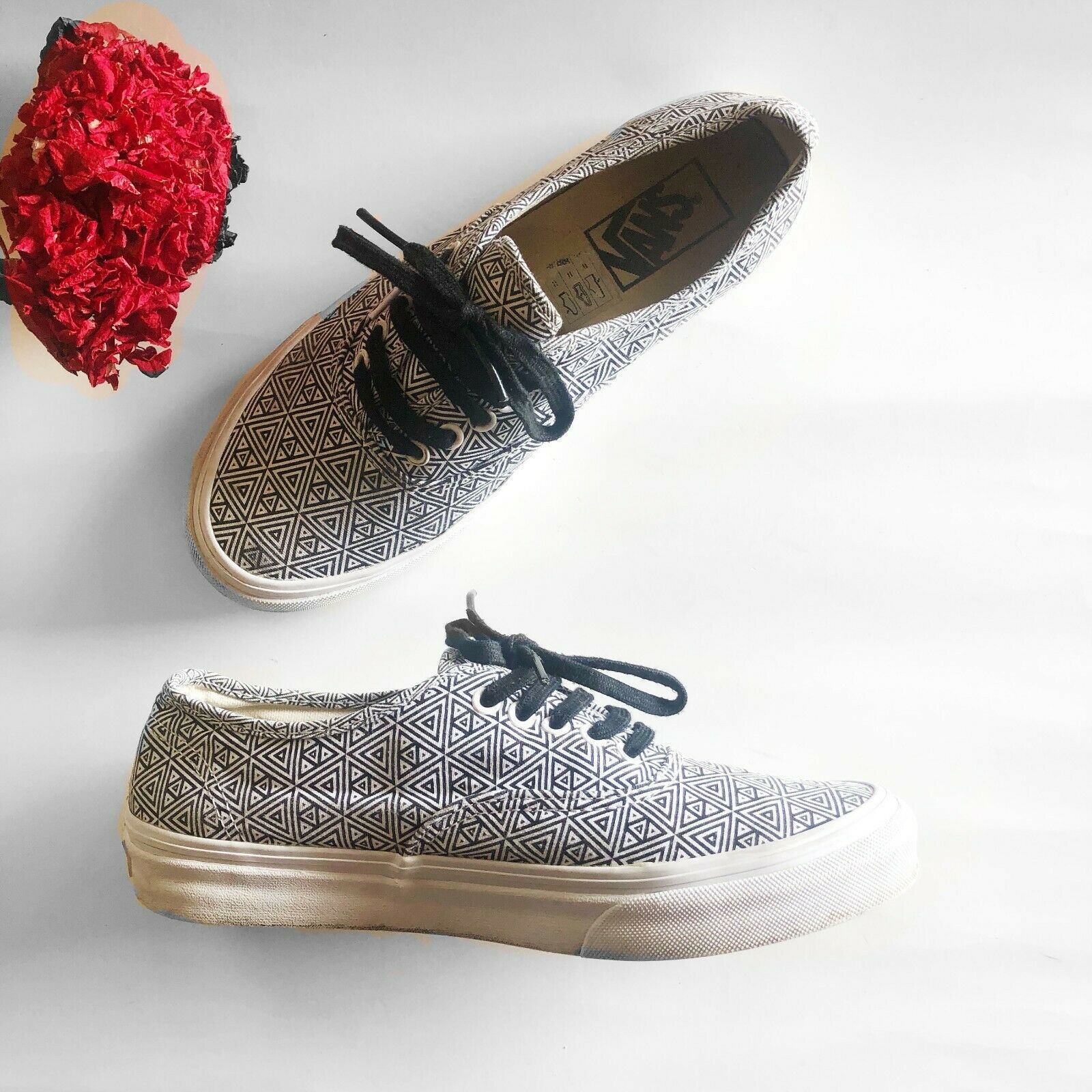 VANS Off The Wall Skate Shoe Athletic Womens Shoes Size 7.5 / 113