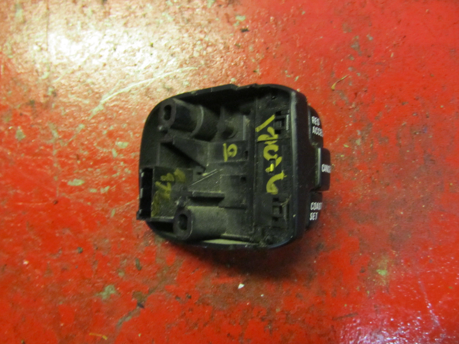 99 00 01 Nissan Pathfinder steering wheel mounted cruise control switch