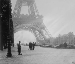 French soldier guarding the Eiffel Tower Paris 1914 World War I 8x10 Photo - $8.81