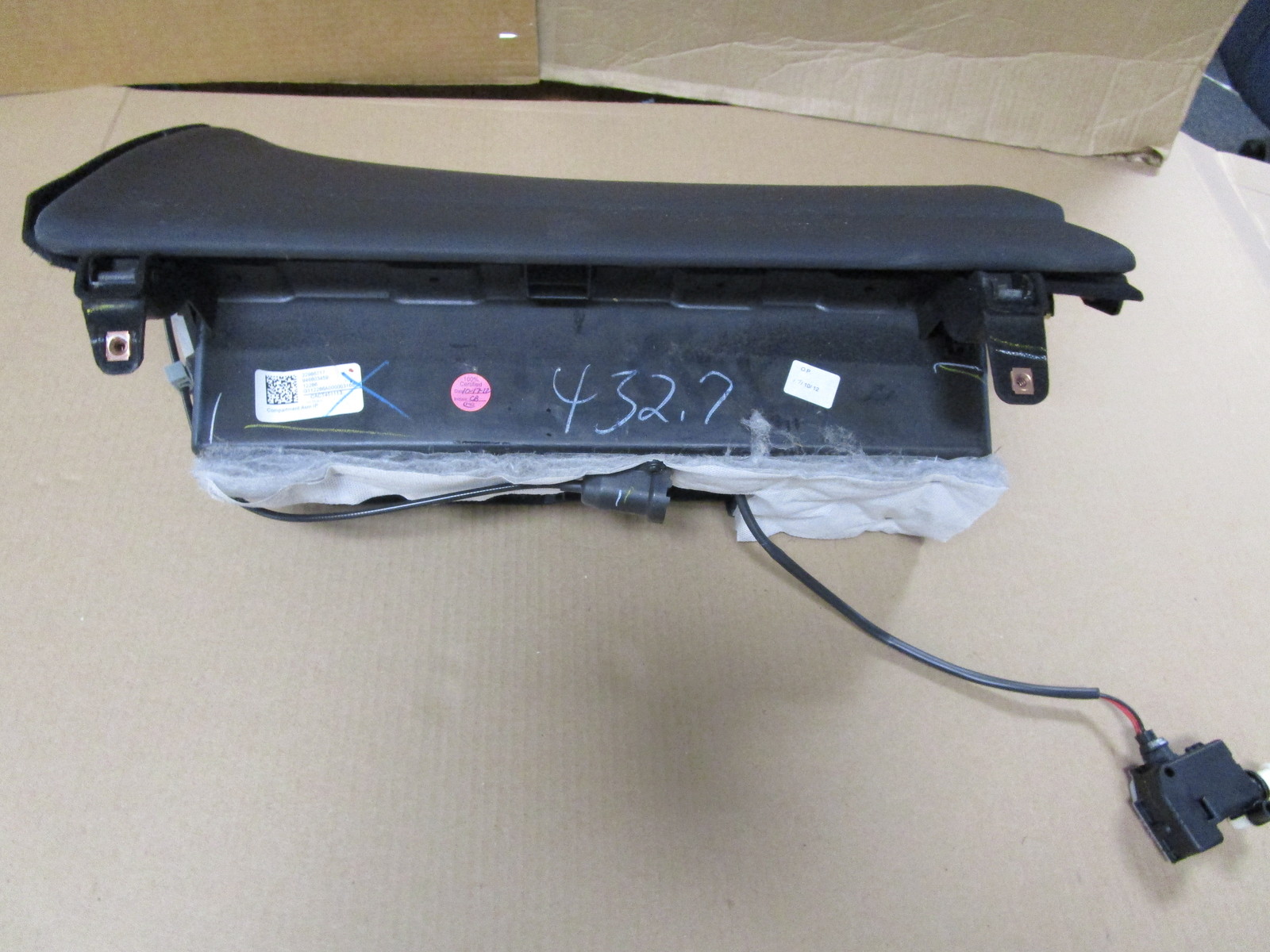 OEM GM 20132016 Cadillac XTS Glove Box Compartment Black w CD Player