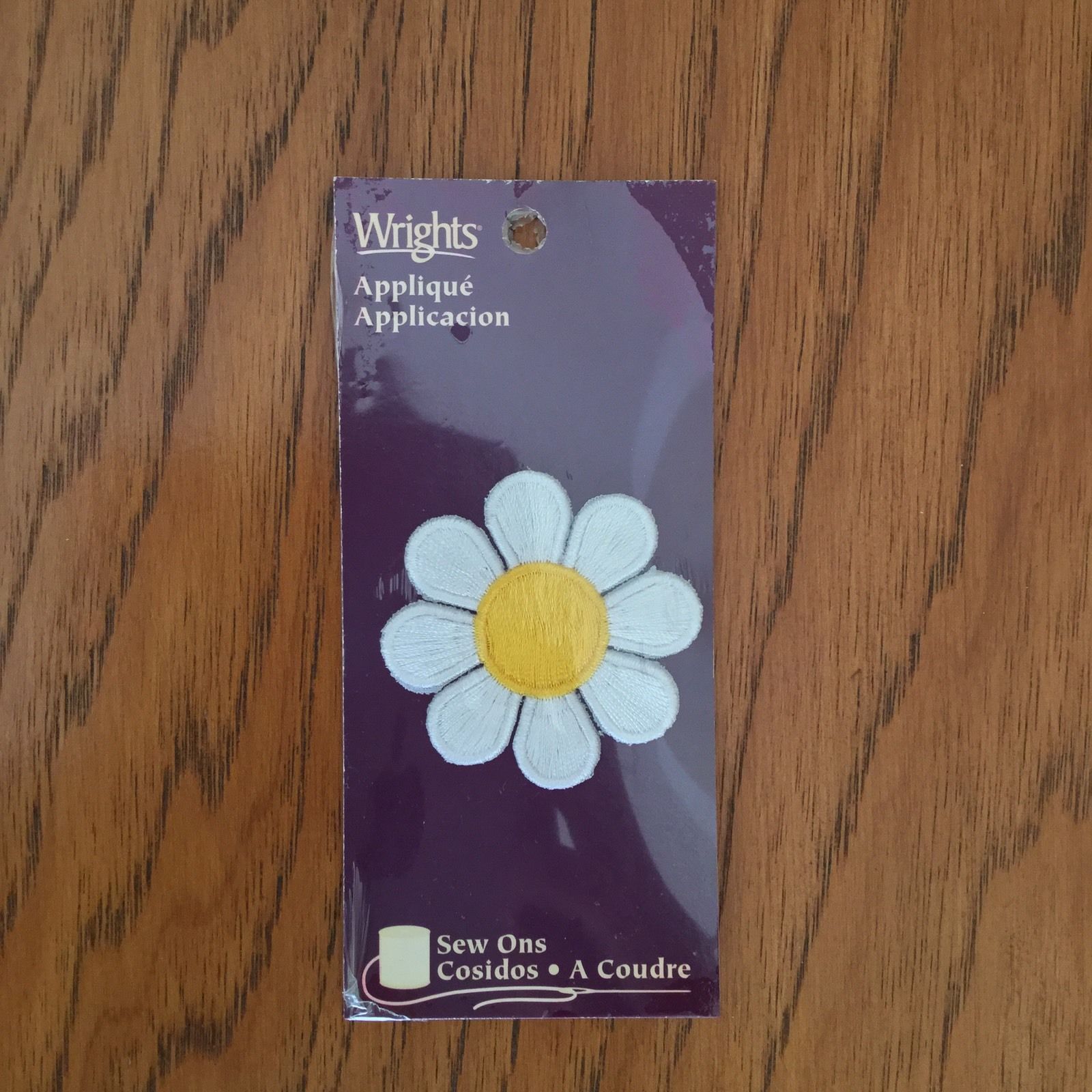 NEW Wrights Iron-On Appliques White Yellow Daisy Flower 1.875"  Item 1967000 - $6.93