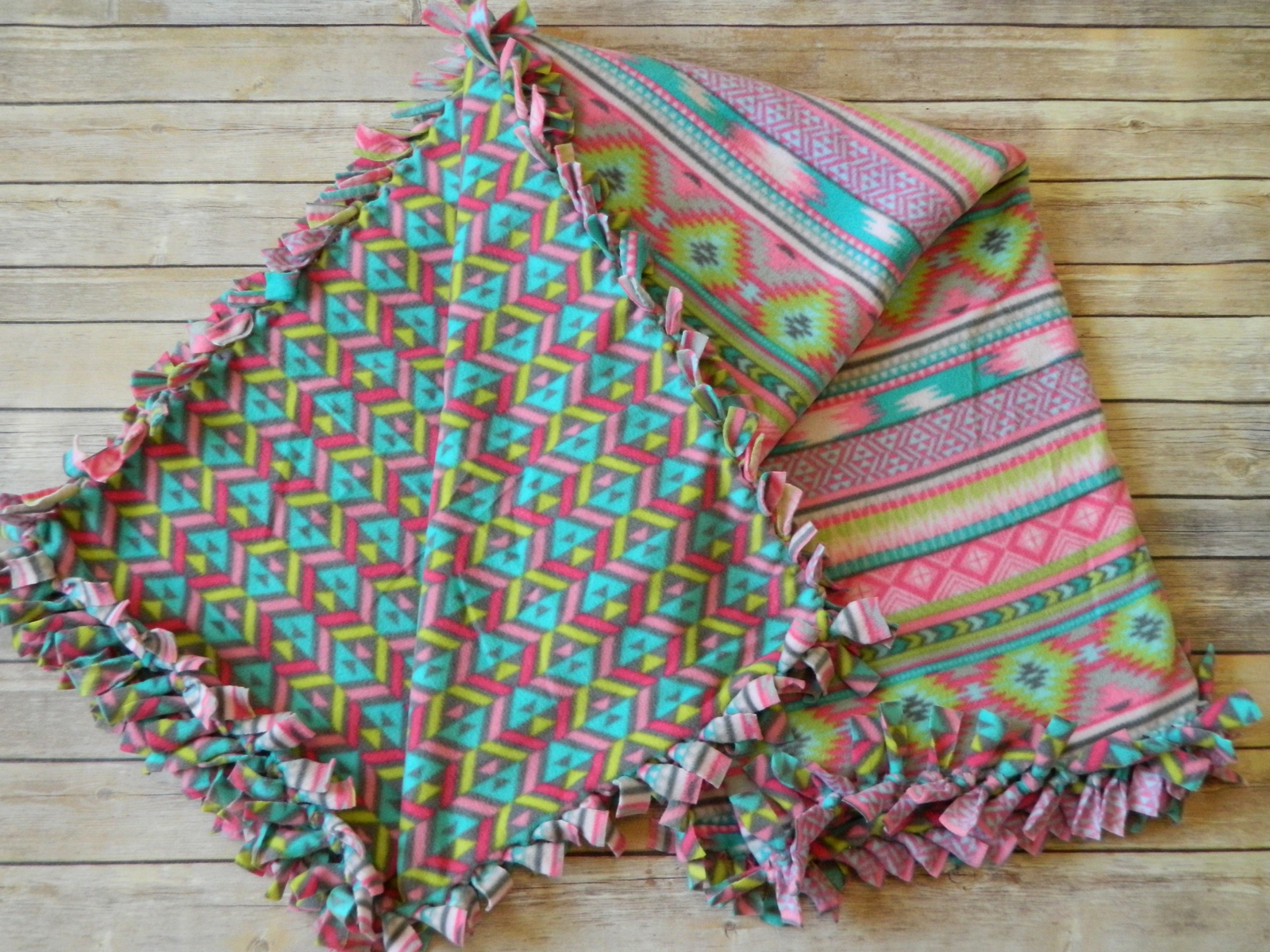 NWT Southwest Pink Teal Aztec AntiPill NoSew Fleece Blanket Large 55" x 67" Afghans & Throw