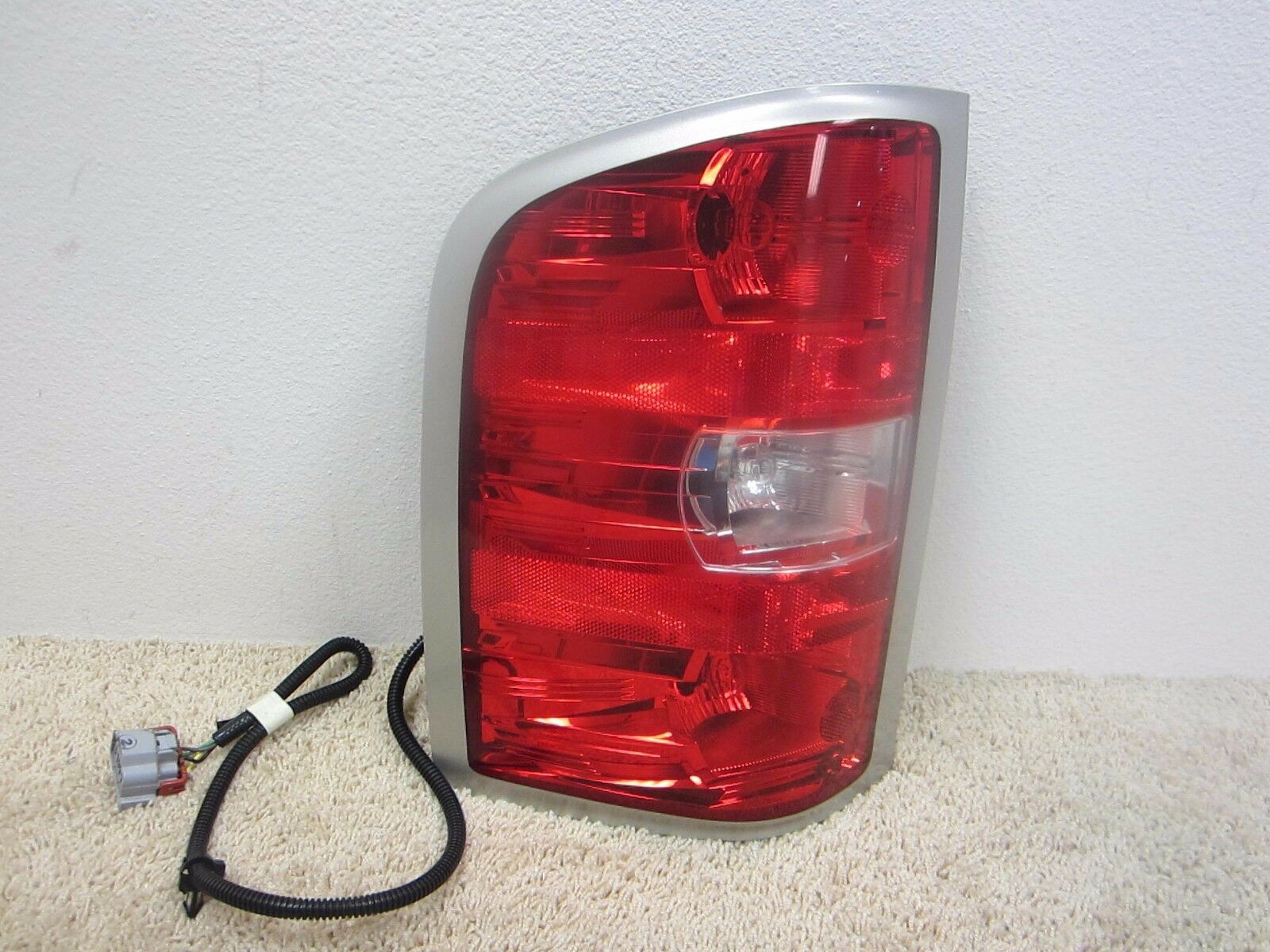 2007 2013 CHEVROLET SILVERADO 1500 OEM LEFT REAR TAIL LIGHT 25958482