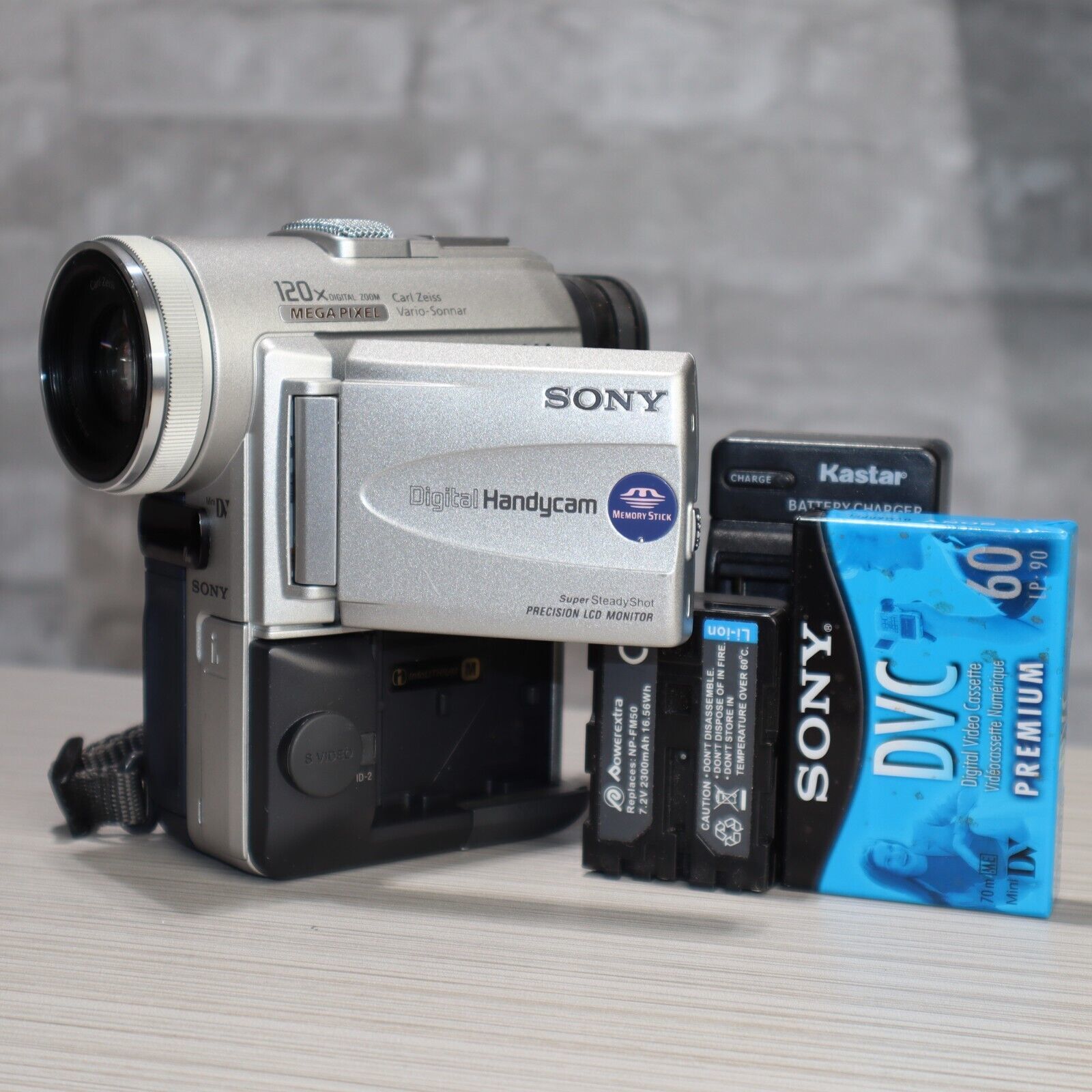 Sony Handycam DCRPC100 Mini DV Tape Camcorder *VERY GOOD/TESTED* W New