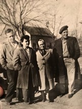 6 1/2 x 4 1/2    VINTAGE PHOTOGRAPH   Circa 1946  Handsome Family on the... - $4.95