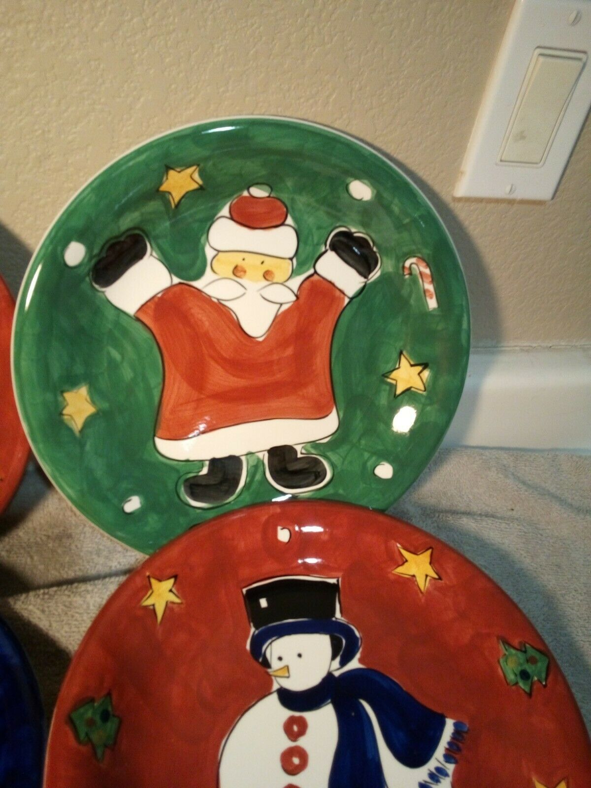 (4) GIBSON CHRISTMAS DINNER PLATESFESTIVE / HOLIDAY / SNOWMAN FREE