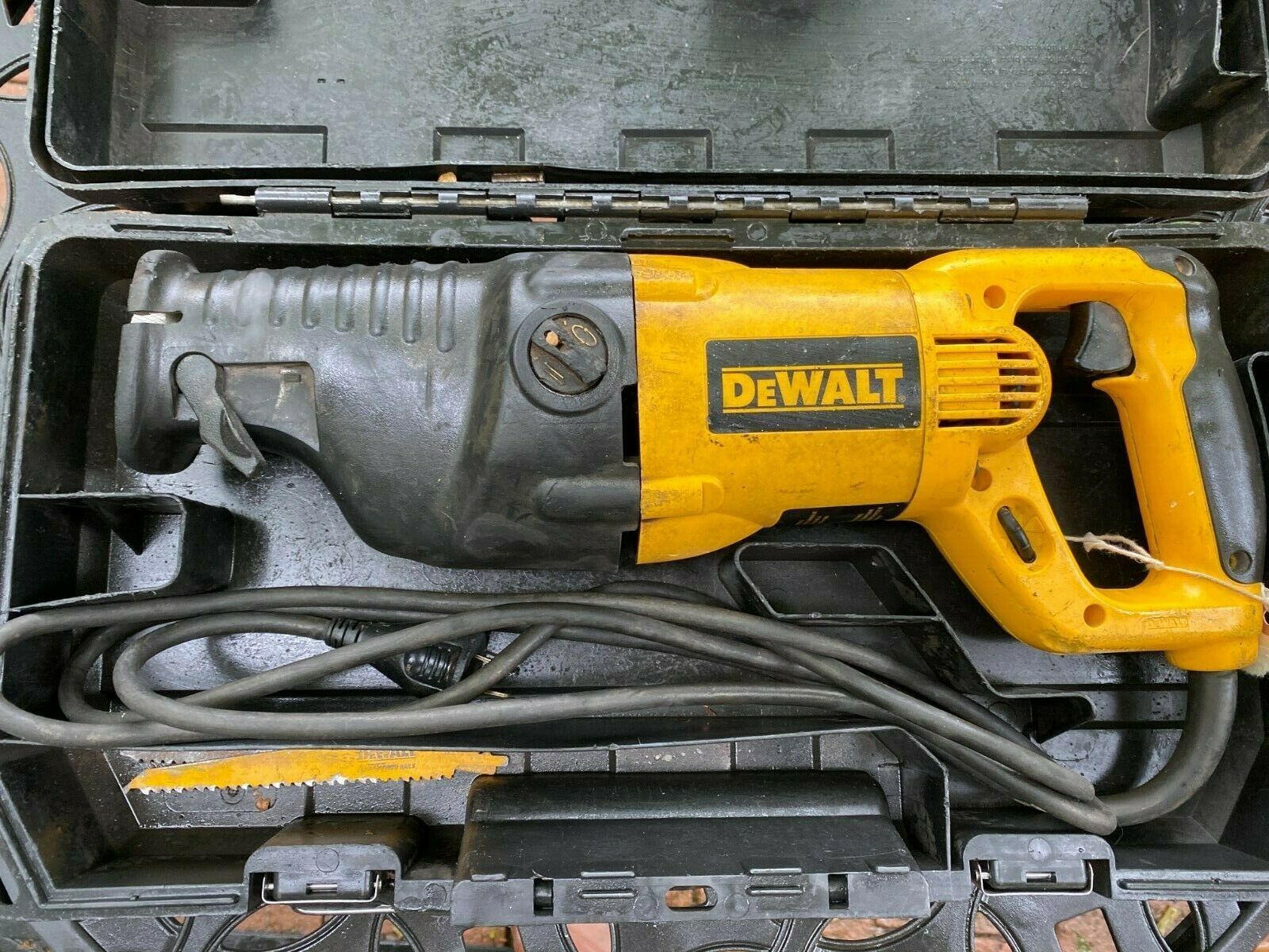 DeWalt DW311 Saw 13 Amp Heavy Duty Reciprocating Kit Corded Metal Wired