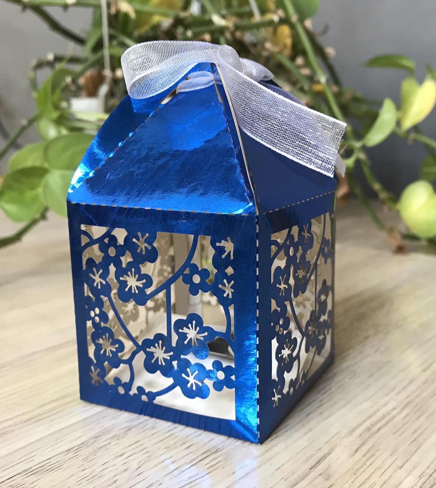 100pcs Metallic Paper Laser cut Wedding Favor Box with ribbon,Chocolate Gift Box