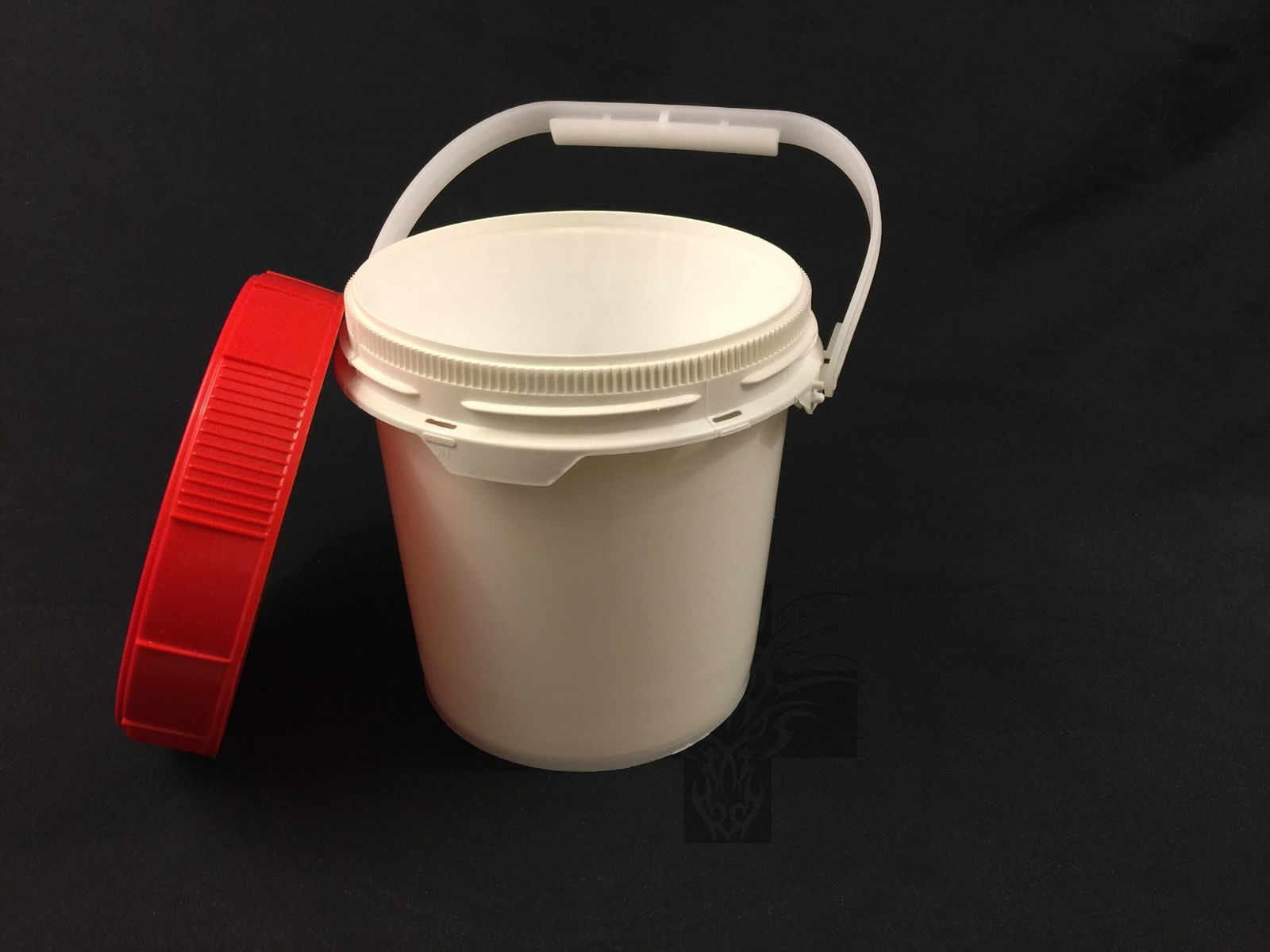 5 Small 0.6 Gallon Plastic Buckets w/ Child Resistant LIFE LATCH Lids Food Storage Containers