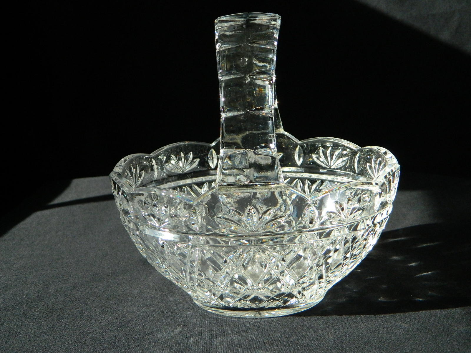 Pressed Glass Crystal Bowl/Basket With Handle Clear Glass Diamond