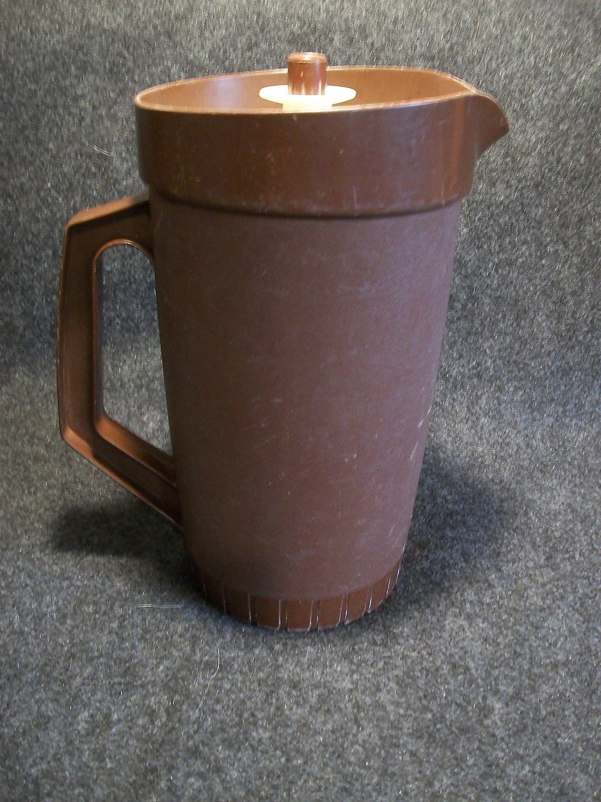 Tupperware 800 Brown 2 Quart Round Pitcher Plunger Lid Other