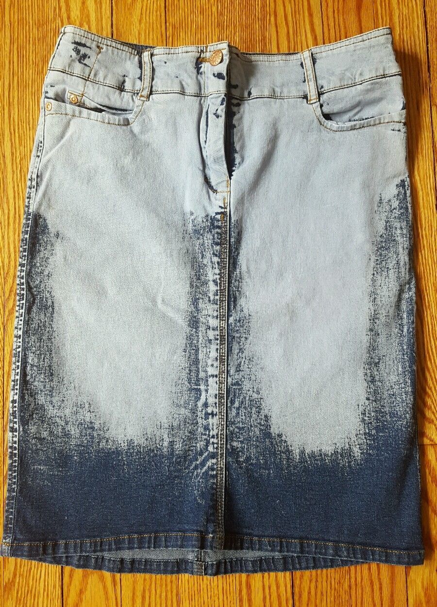 BCBG MAX AZRIA Jeans Size 4 Pencil 