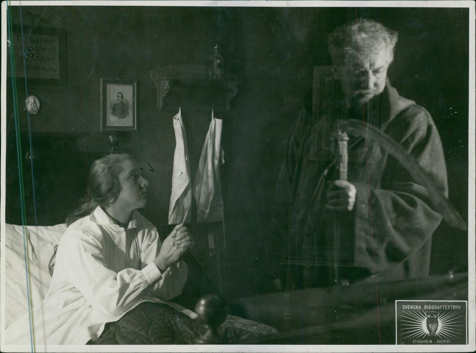 Astrid Holm and Tore Svennberg in the scene from the 1921 Swedish movie