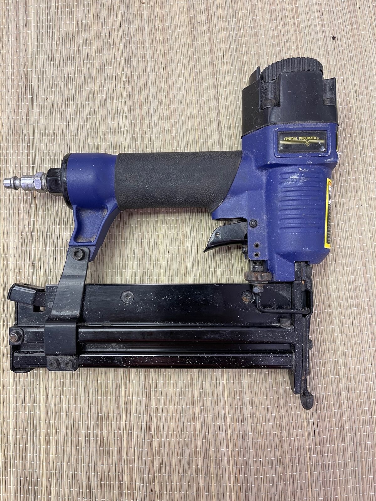 Central Pneumatic Brad Nailer / Stapler air nailer 18 Gauge Model 97524
