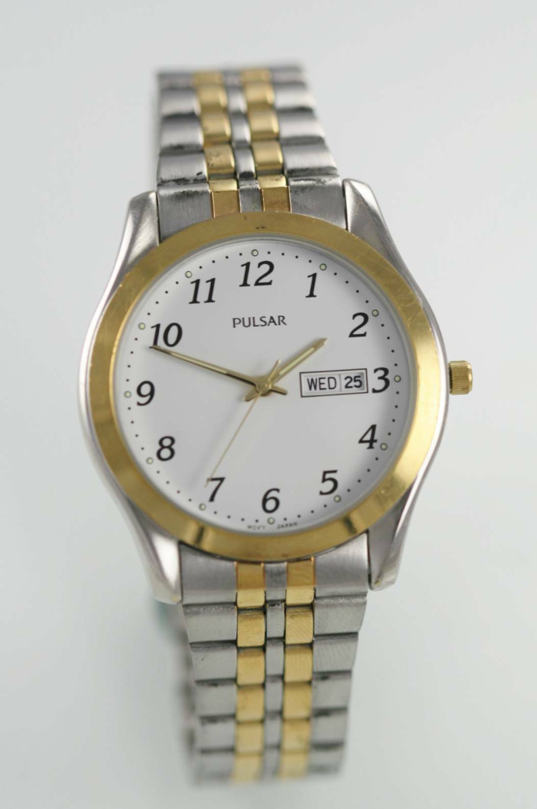 reloj de hombre dorado