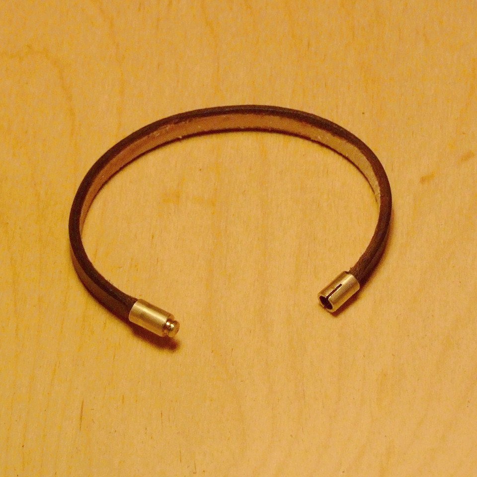 Leatherjewels - Plain leather bracelet with solid brass clasp