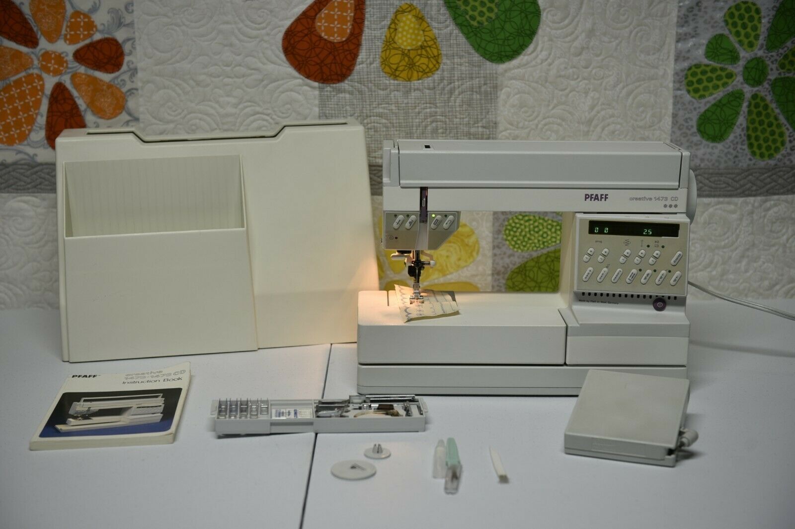Pfaff Creative 1473 CD Sewing Machine w Manuals, Pedal,Cover