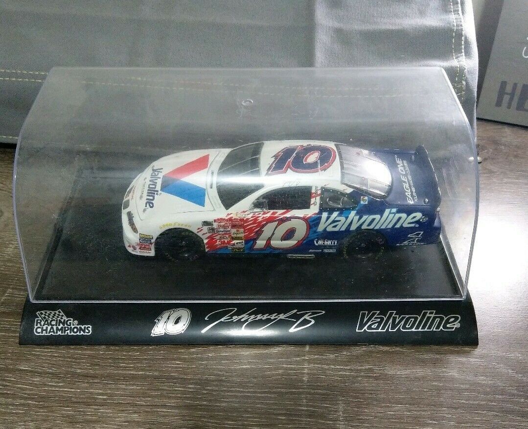 Johnny Benson #10 2001 Issue#5 NASCAR Team Caliber VALVOLINE 1:64 Diecast Race 
