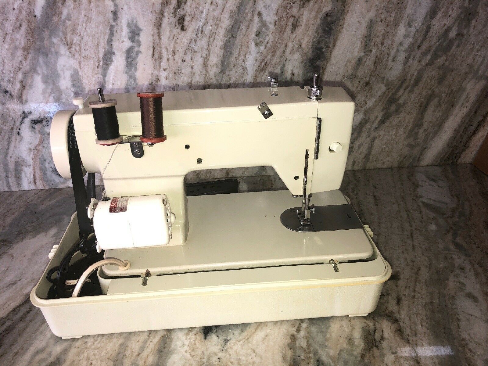 WHITE Deluxe Zig Zag SEWING MACHINE  Very Clean Fully 