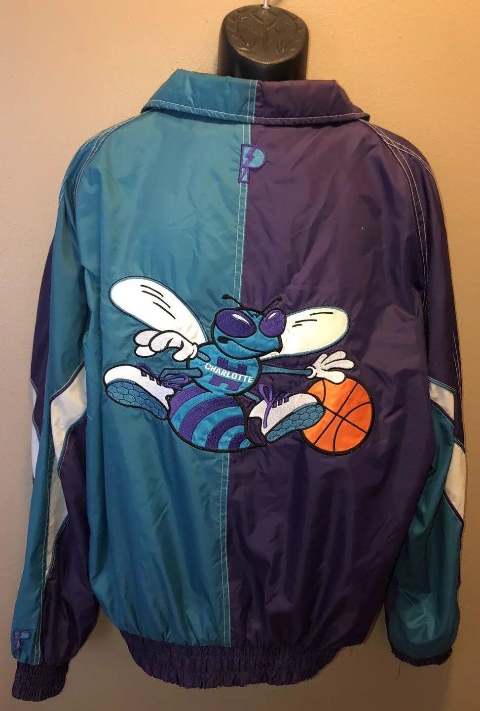 VTG CHARLOTTE HORNETS 90s Pro Player Daniel Young NBA Windbreaker ...