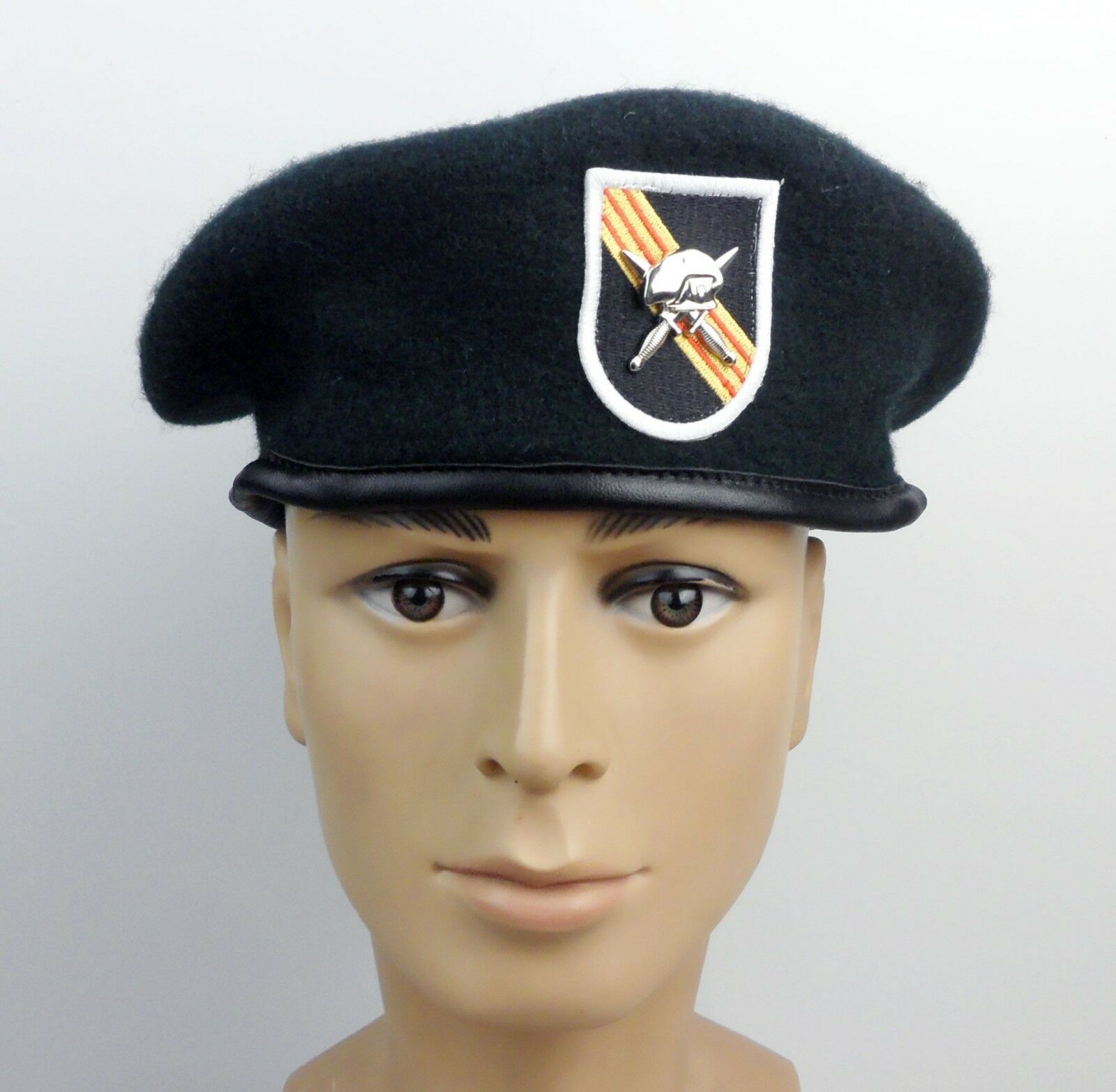 . US ARMY SPECIAL FORCES GREEN BERET HAT & SPECIAL FORCES CAP BADGE - Women