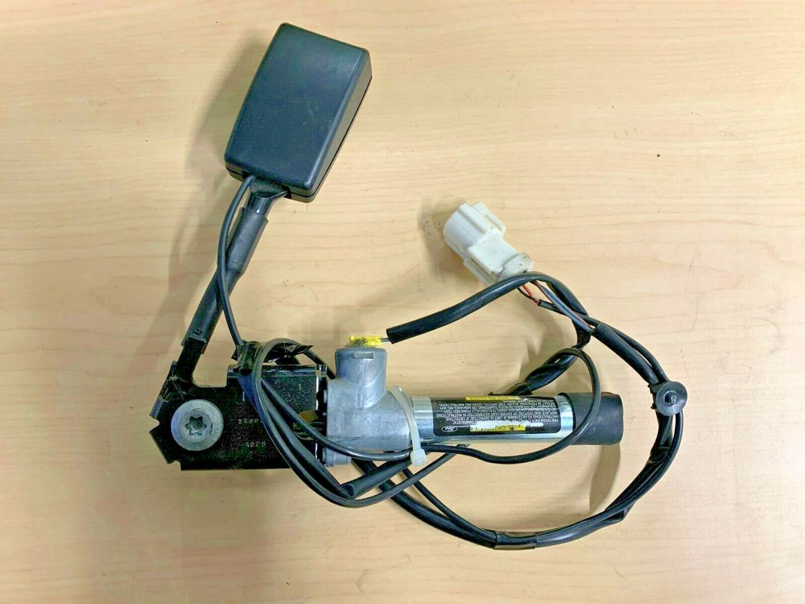 Ford E150 E250 E350 LH Drivers Side Seat Belt Pretensioner 9C24