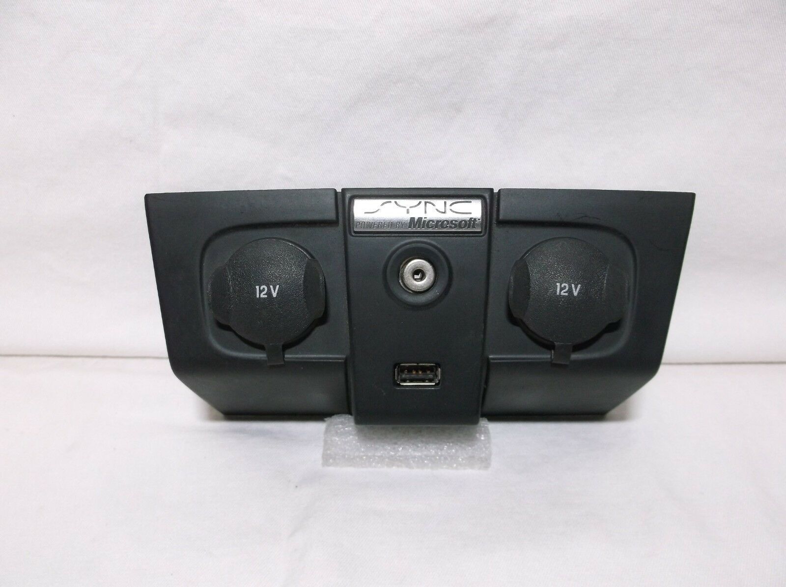0811 FORD FOCUS/ 12V/ POWER OUTLET/ USB PORT/ AUX PLUG'S/ MICROSOFT