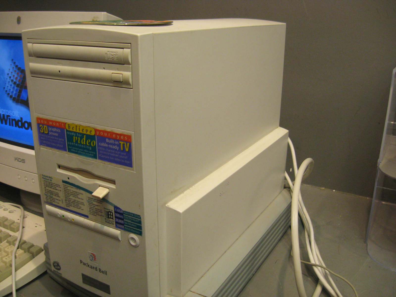 PACKARD BELL PLATINUM 60 MODEL A950 TWR PENTIUM 166MHZ DOS COMPUTER
