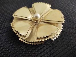 Vintage flower brooch; large gold toned metal faux pearl center. - $18.99