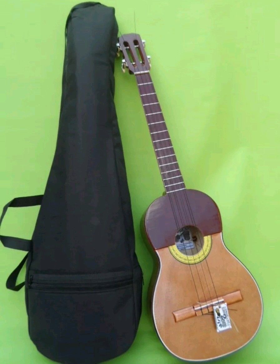 Cuatro venezolano guitarra instrumento venezuela four guitar strings