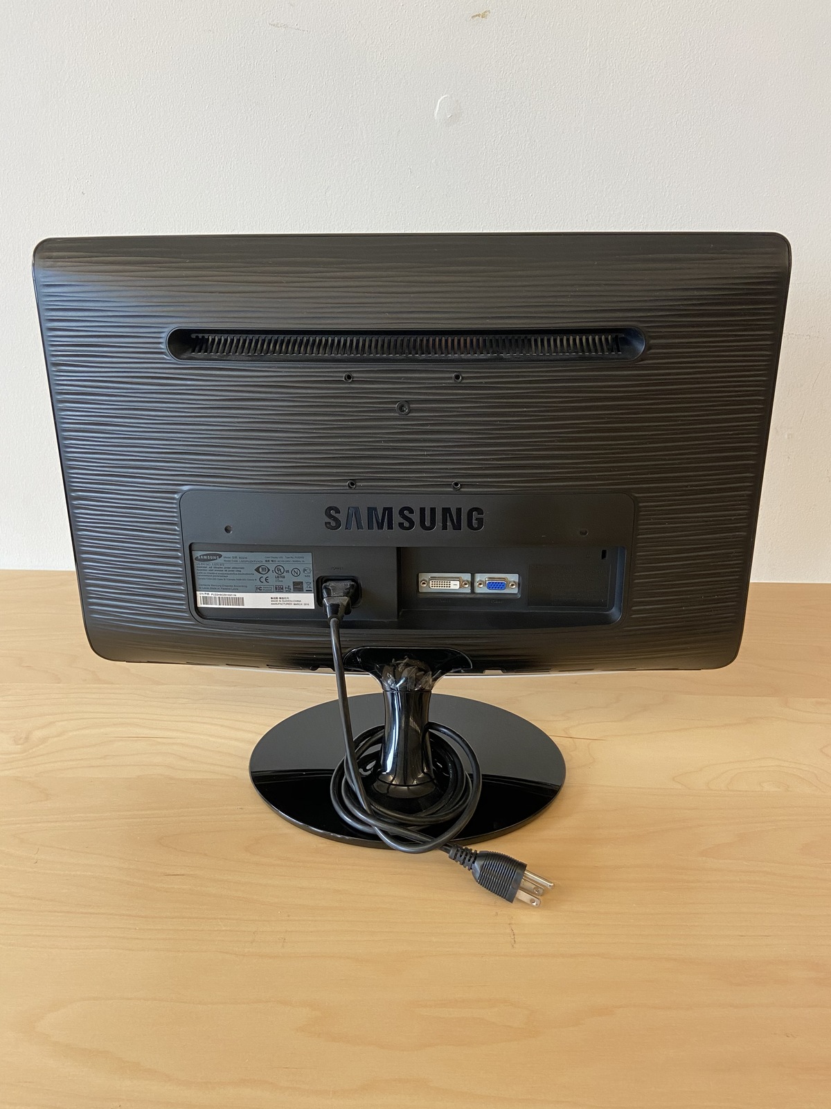 Samsung B2230 21 5 HD Widescreen LCD Monitor Monitors