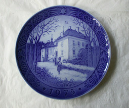 Royal Copenhagen &quot;The Queen&#39;s Christmas Residence&quot; 1975 Christmas Plate - $8.00
