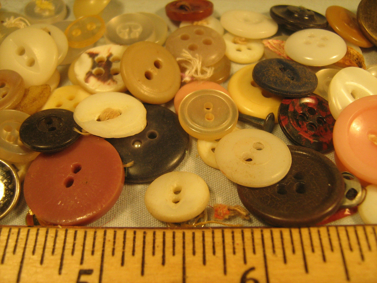 WHITE Lot of VINTAGE BUTTONS Plastic Bakelite? h18-l MOTHER OF PEARL 