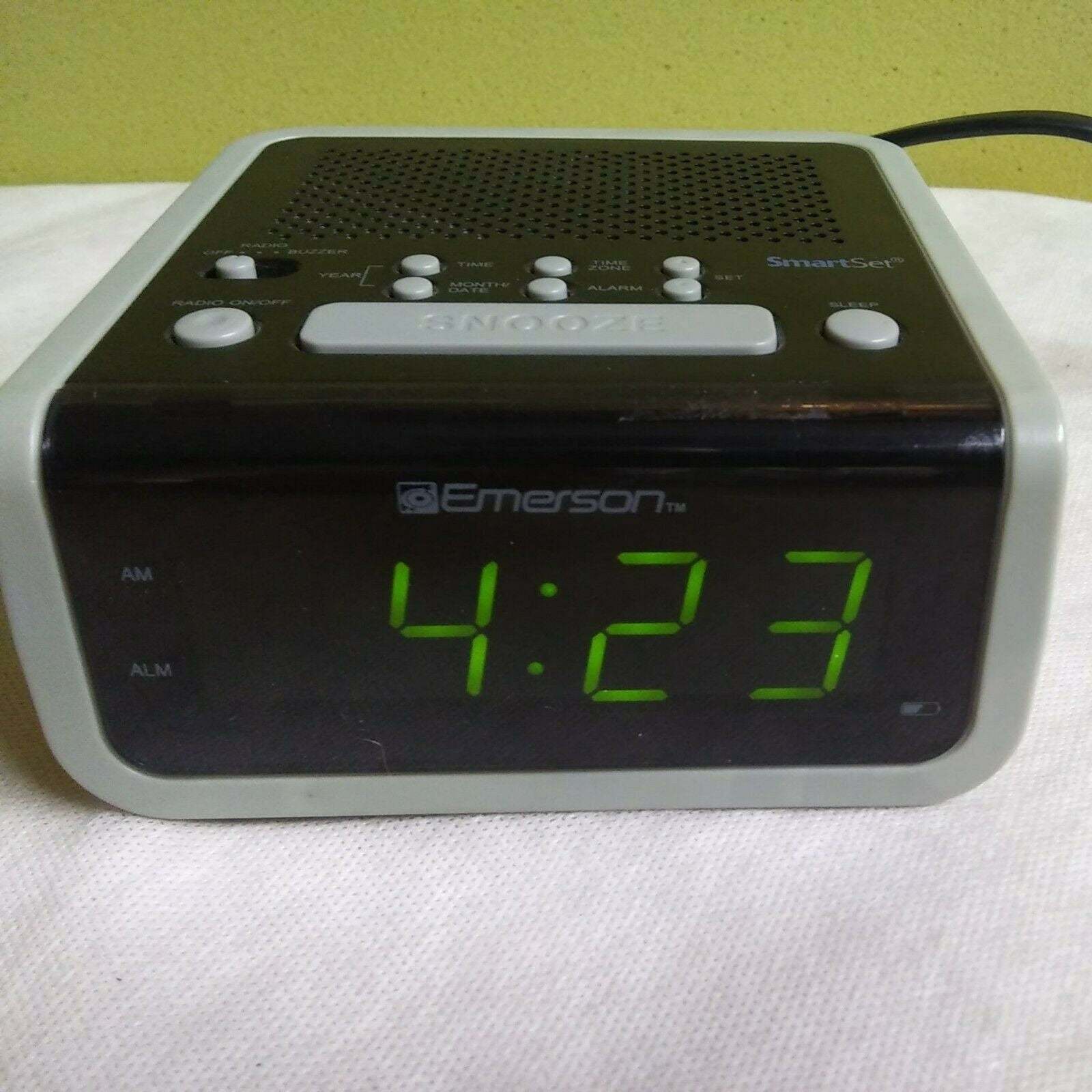 Emerson Clock Radio Alarm Smart Set AM FM Electric Time Date WORKS