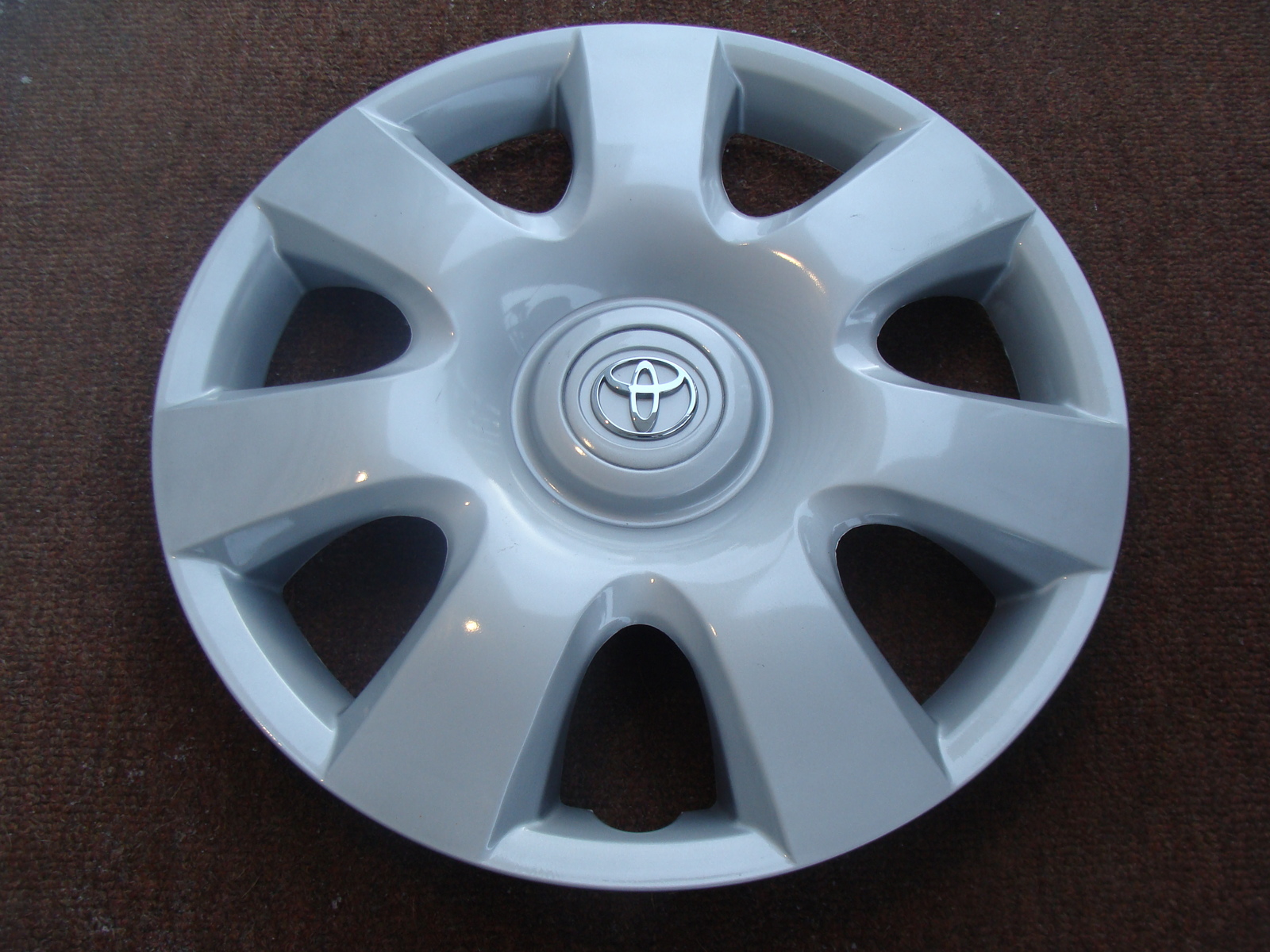 2004 camry hubcap