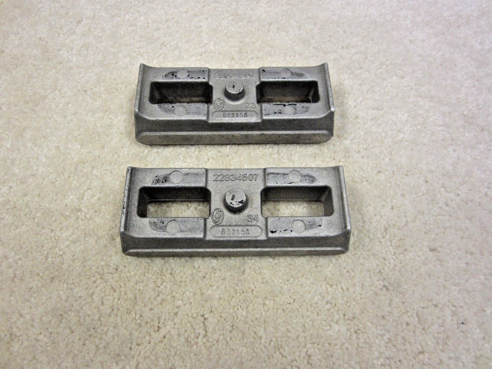 2015 2018 SIERRA SILVERADO 1500 OEM REAR SPRING SPACER SET 22834507