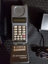 Vintage Motorola Mobile Flip Phone & Charger Extra Battery SLN9347B ...