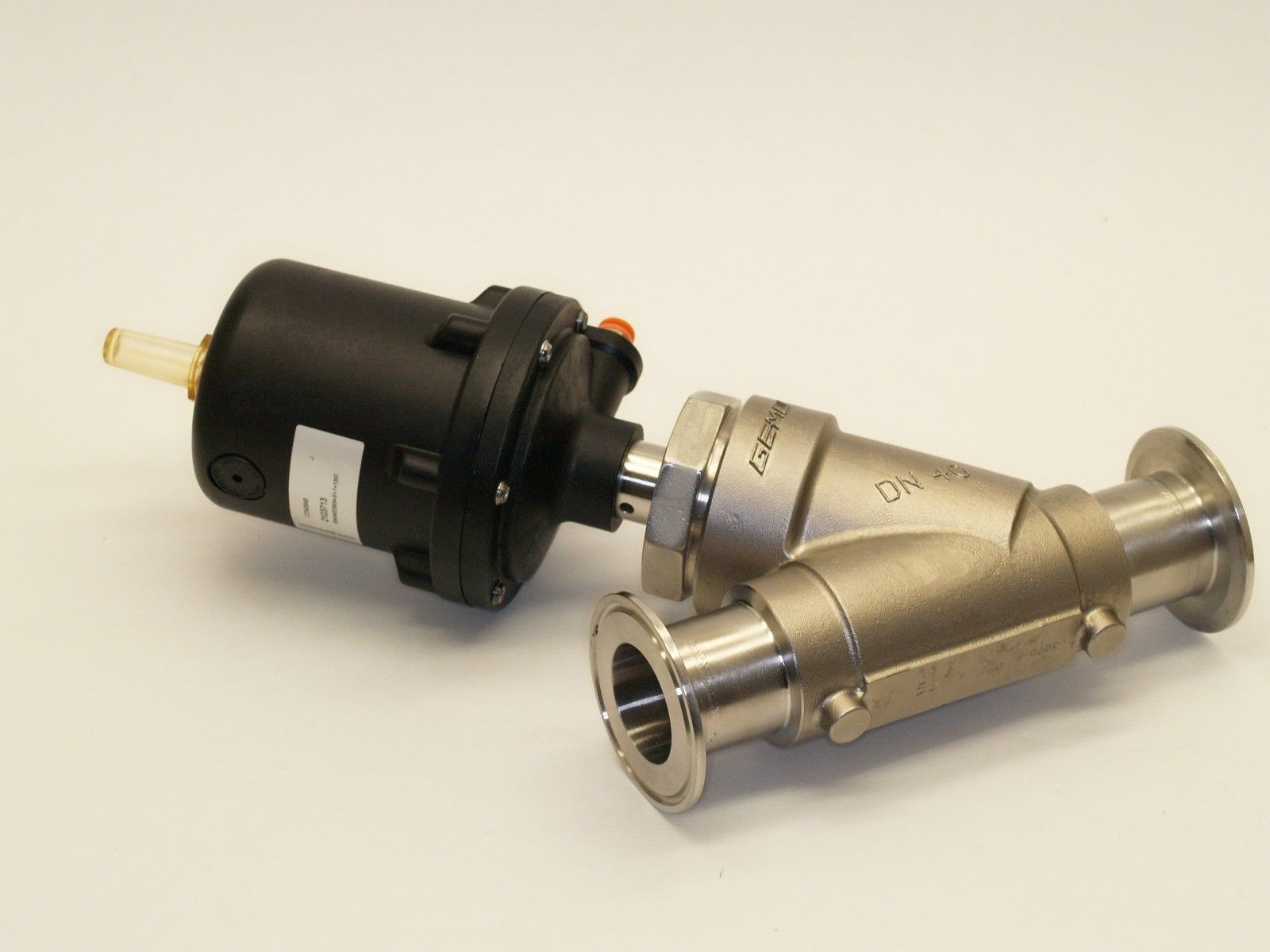 GEMU 554 Pneumatically operated angle seat globe valve 2 1/2 in