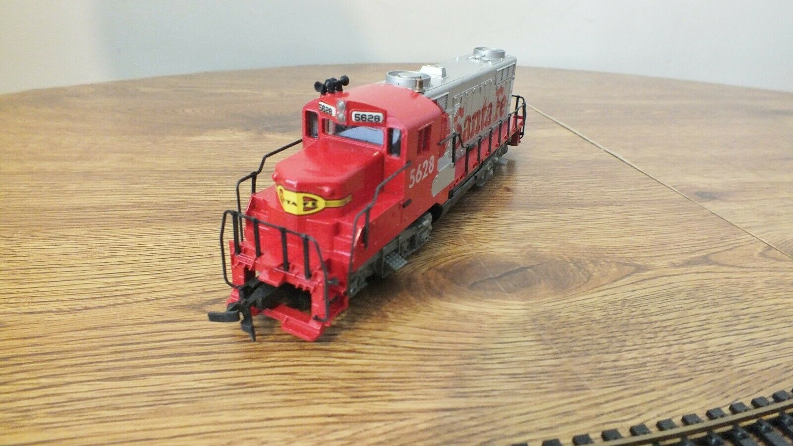 Tyco HO Scale Santa Fe 5628 Diesel Illuminated Cab Train in Box