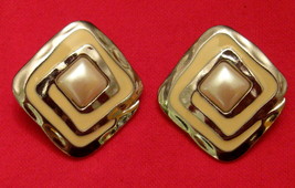 Avon TONES of WHITE Pearly Swirl Earrings Hypo Allergenic Studs 1990s Re... - $9.88