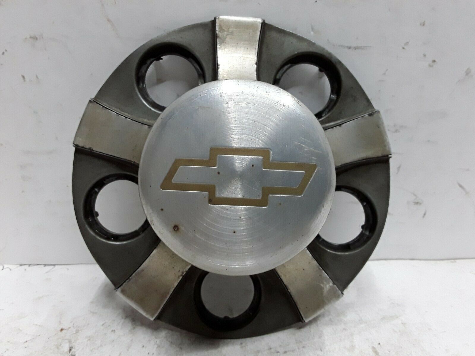 98 99 00 01 02 03 4 Chevrolet S10 Blazer Center wheel cap OEM 15731941